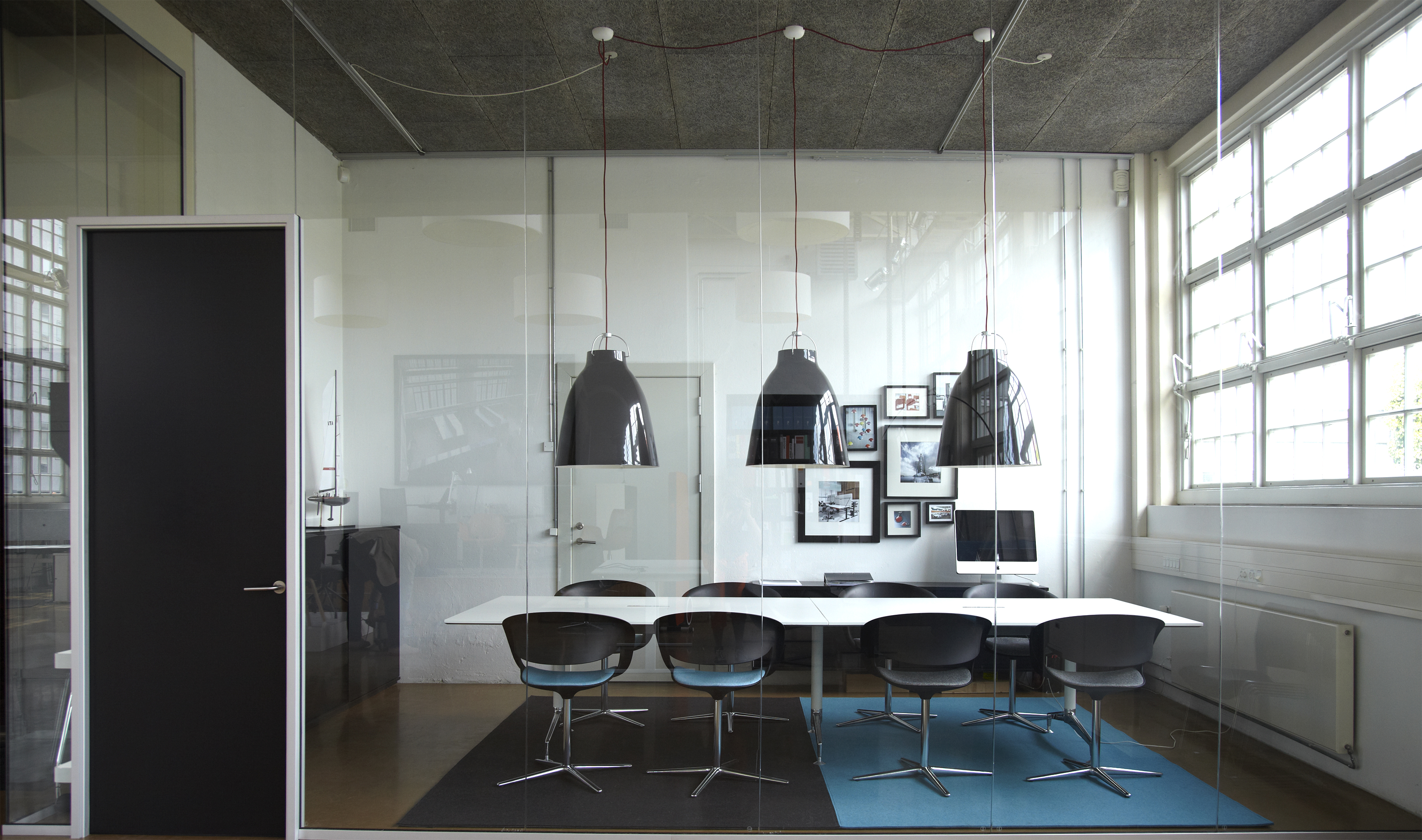 Fraster filt tæppe i mødelokale hos punktum